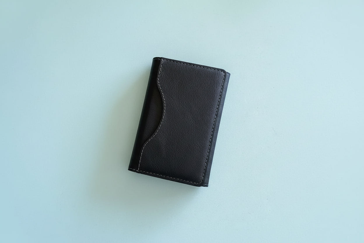 SnapStay Magnetic Travel Wallet